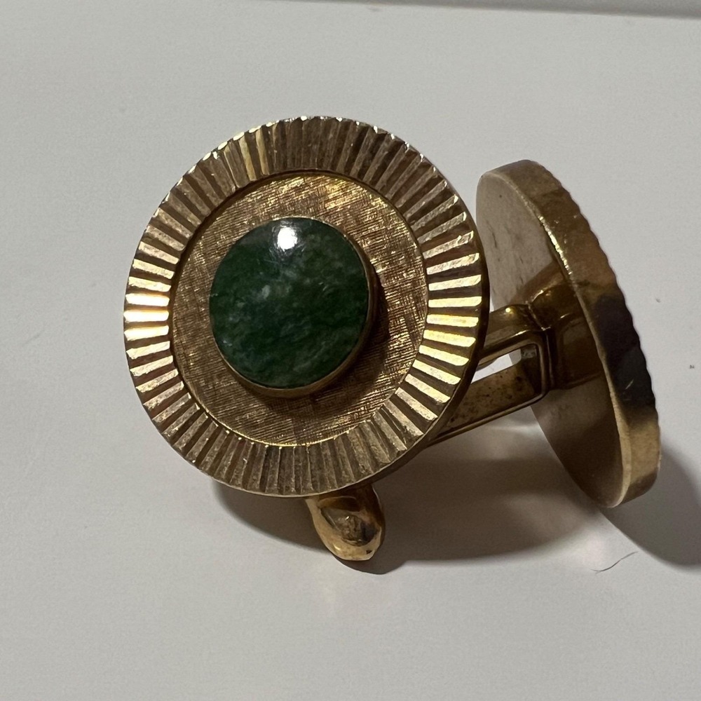 Vintage gold tone round cufflinks w‎ jade colored stone bullet back